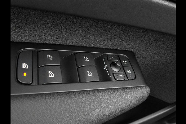 Volvo XC40 1.5 T4 Recharge Inscription Expression SoH 90% Navigatie Apple Carplay Android Auto Camera Parkeerhulp Cruise Control Stoel- en stuurverwarming Full led Elektrische achterklep Climate Control Lichtmetalen velgen