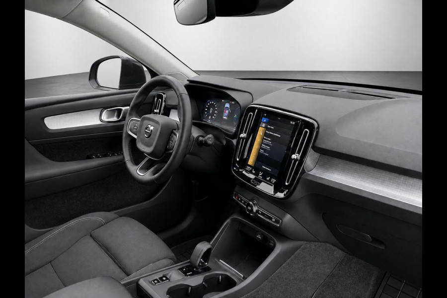 Volvo XC40 1.5 T4 Recharge Inscription Expression SoH 90% Navigatie Apple Carplay Android Auto Camera Parkeerhulp Cruise Control Stoel- en stuurverwarming Full led Elektrische achterklep Climate Control Lichtmetalen velgen