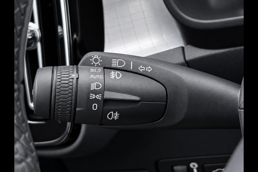 Volvo XC40 1.5 T4 Recharge Inscription Expression SoH 90% Navigatie Apple Carplay Android Auto Camera Parkeerhulp Cruise Control Stoel- en stuurverwarming Full led Elektrische achterklep Climate Control Lichtmetalen velgen