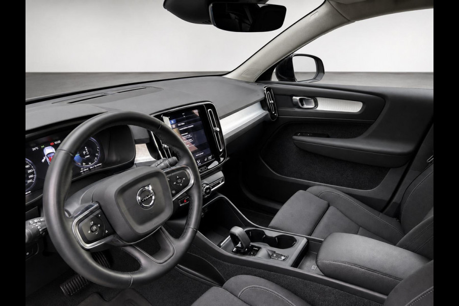 Volvo XC40 1.5 T4 Recharge Inscription Expression SoH 90% Navigatie Apple Carplay Android Auto Camera Parkeerhulp Cruise Control Stoel- en stuurverwarming Full led Elektrische achterklep Climate Control Lichtmetalen velgen