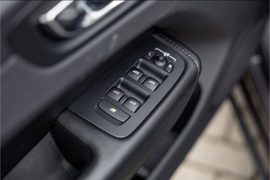 Volvo XC60 2.0 Recharge T6 AWD Inscription Expr. Pano / Trekhaak / Bank verwar. / Carplay /