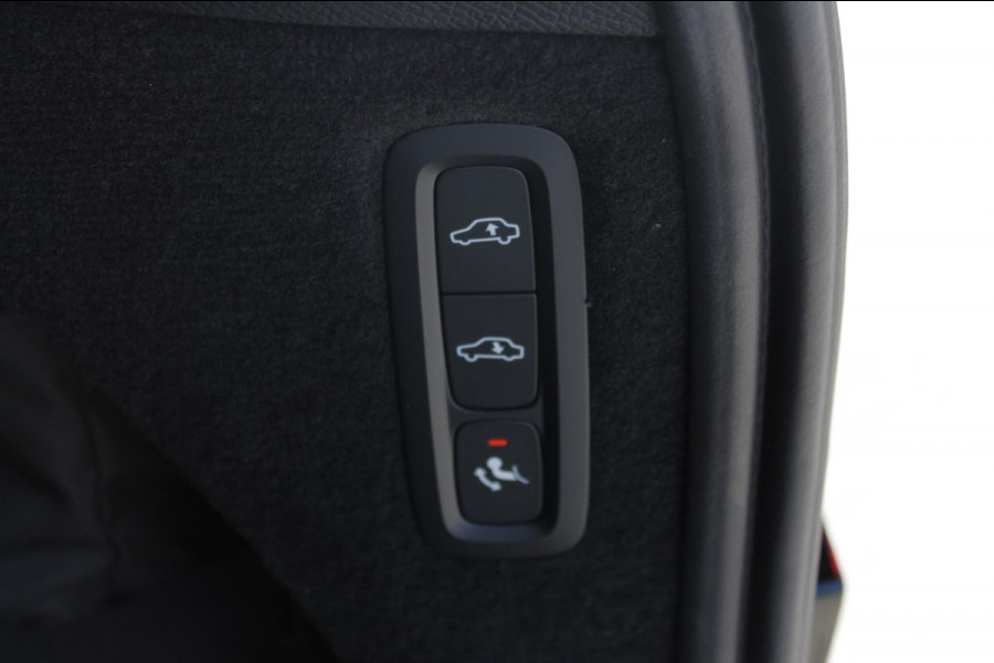 Volvo XC90 T8 455pk Automaat AWD Ultra Black Edition Stoelmassage - en ventilatie Luchtvering / Trekhaak / Panoramadak / Google services / Elektrisch bedienbare voorstoelen met geheugen / Stoelverwarming voor en achter