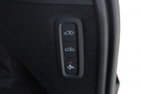 Volvo XC90 T8 455pk Automaat AWD Ultra Black Edition Stoelmassage - en ventilatie Luchtvering / Trekhaak / Panoramadak / Google services / Elektrisch bedienbare voorstoelen met geheugen / Stoelverwarming voor en achter