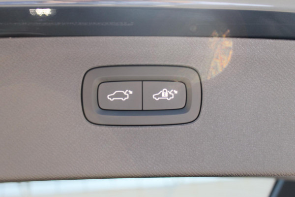 Volvo XC90 T8 455pk Automaat AWD Ultra Black Edition Stoelmassage - en ventilatie Luchtvering / Trekhaak / Panoramadak / Google services / Elektrisch bedienbare voorstoelen met geheugen / Stoelverwarming voor en achter