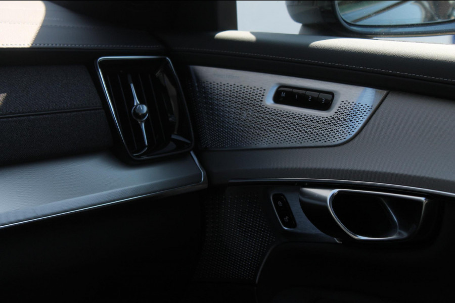 Volvo XC90 T8 455pk Automaat AWD Ultra Black Edition Stoelmassage - en ventilatie Luchtvering / Trekhaak / Panoramadak / Google services / Elektrisch bedienbare voorstoelen met geheugen / Stoelverwarming voor en achter