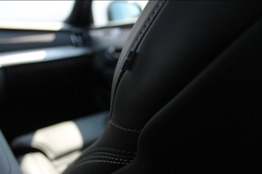 Volvo XC90 T8 455pk Automaat AWD Ultra Black Edition Stoelmassage - en ventilatie Luchtvering / Trekhaak / Panoramadak / Google services / Elektrisch bedienbare voorstoelen met geheugen / Stoelverwarming voor en achter
