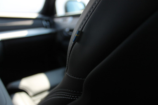 Volvo XC90 T8 455pk Automaat AWD Ultra Black Edition Stoelmassage - en ventilatie Luchtvering / Trekhaak / Panoramadak / Google services / Elektrisch bedienbare voorstoelen met geheugen / Stoelverwarming voor en achter