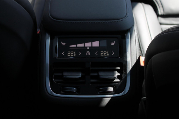 Volvo XC90 T8 455pk Automaat AWD Ultra Black Edition Stoelmassage - en ventilatie Luchtvering / Trekhaak / Panoramadak / Google services / Elektrisch bedienbare voorstoelen met geheugen / Stoelverwarming voor en achter