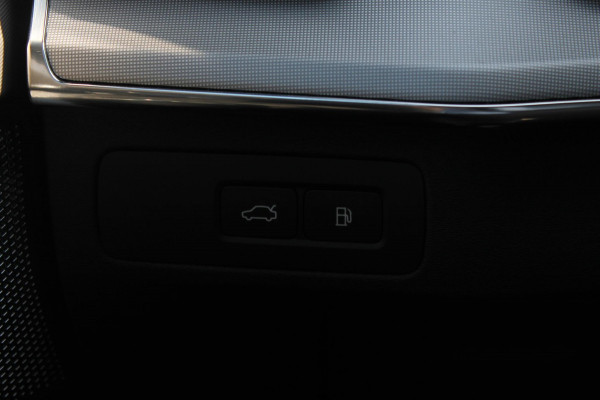 Volvo XC90 T8 455pk Automaat AWD Ultra Black Edition Stoelmassage - en ventilatie Luchtvering / Trekhaak / Panoramadak / Google services / Elektrisch bedienbare voorstoelen met geheugen / Stoelverwarming voor en achter