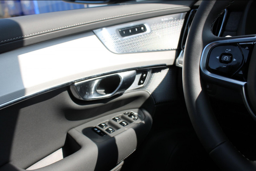 Volvo XC90 T8 455pk Automaat AWD Ultra Black Edition Stoelmassage - en ventilatie Luchtvering / Trekhaak / Panoramadak / Google services / Elektrisch bedienbare voorstoelen met geheugen / Stoelverwarming voor en achter