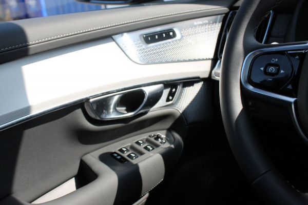Volvo XC90 T8 455pk Automaat AWD Ultra Black Edition Stoelmassage - en ventilatie Luchtvering / Trekhaak / Panoramadak / Google services / Elektrisch bedienbare voorstoelen met geheugen / Stoelverwarming voor en achter