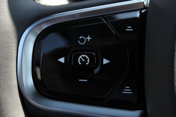 Volvo XC90 T8 455pk Automaat AWD Ultra Black Edition Stoelmassage - en ventilatie Luchtvering / Trekhaak / Panoramadak / Google services / Elektrisch bedienbare voorstoelen met geheugen / Stoelverwarming voor en achter