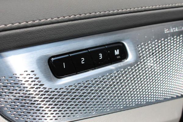 Volvo XC90 T8 455pk Automaat AWD Ultra Black Edition Stoelmassage - en ventilatie Luchtvering / Trekhaak / Panoramadak / Google services / Elektrisch bedienbare voorstoelen met geheugen / Stoelverwarming voor en achter