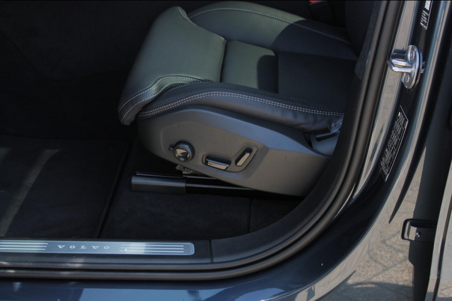 Volvo XC90 T8 455pk Automaat AWD Ultra Black Edition Stoelmassage - en ventilatie Luchtvering / Trekhaak / Panoramadak / Google services / Elektrisch bedienbare voorstoelen met geheugen / Stoelverwarming voor en achter