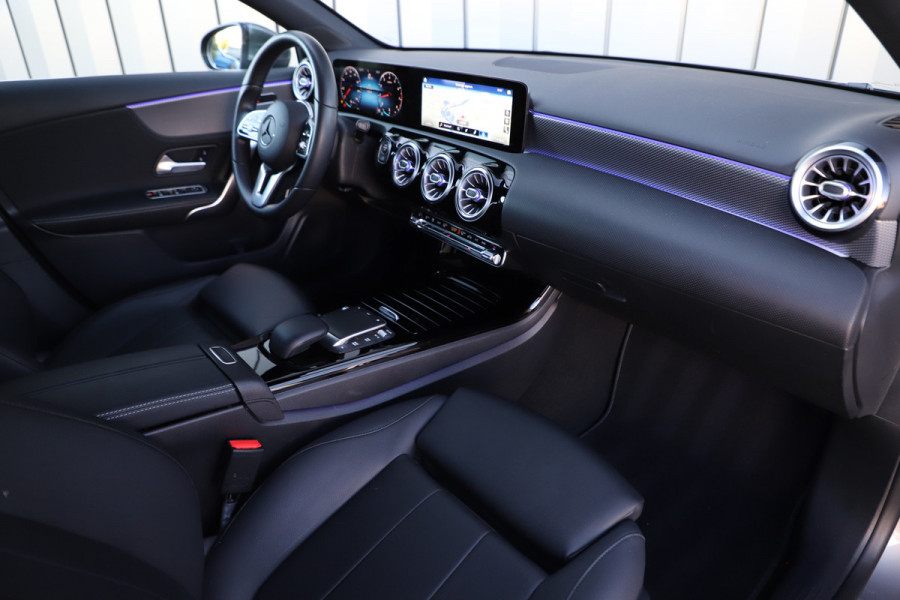 Mercedes-Benz A-Klasse 180 Business Solution Luxury | 136PK | Sfeerverlichting+ | Stoelverw. | Widescreen | Camera | Clima | Carplay | 2020.