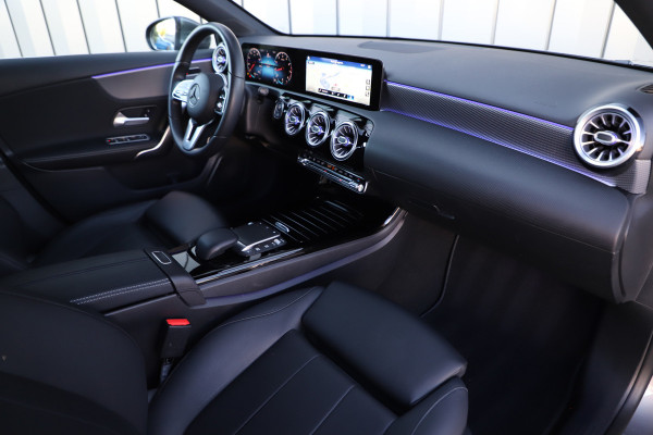 Mercedes-Benz A-Klasse 180 Business Solution Luxury | 136PK | Sfeerverlichting+ | Stoelverw. | Widescreen | Camera | Clima | Carplay | 2020.