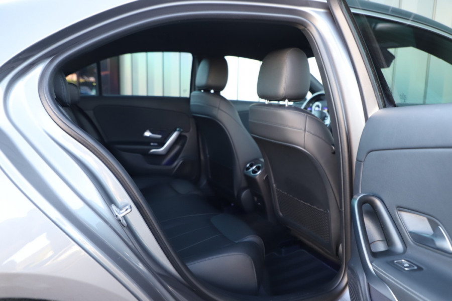 Mercedes-Benz A-Klasse 180 Business Solution Luxury | 136PK | Sfeerverlichting+ | Stoelverw. | Widescreen | Camera | Clima | Carplay | 2020.