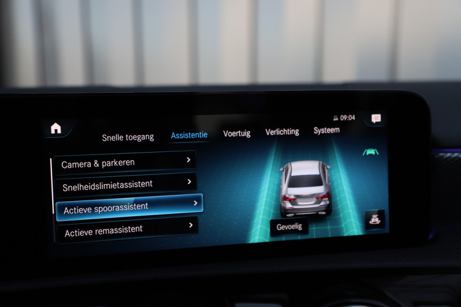Mercedes-Benz A-Klasse 180 Business Solution Luxury | 136PK | Sfeerverlichting+ | Stoelverw. | Widescreen | Camera | Clima | Carplay | 2020.