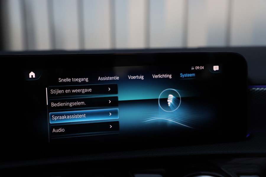 Mercedes-Benz A-Klasse 180 Business Solution Luxury | 136PK | Sfeerverlichting+ | Stoelverw. | Widescreen | Camera | Clima | Carplay | 2020.