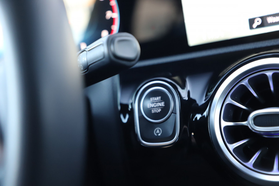 Mercedes-Benz A-Klasse 180 Business Solution Luxury | 136PK | Sfeerverlichting+ | Stoelverw. | Widescreen | Camera | Clima | Carplay | 2020.
