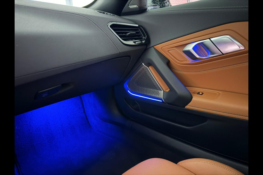 BMW Z4 ROADSTER sDRIVE 20i 197PK HIGH EXECUTIVE M-SPORT AUTOMAAT | M INTERIEURPAKKET  | M EXTERIEURPAKKET | M SPORTSTUUR | HARMAN KARDON | SFEERVERLICHTING IN 11 VERSCHILLENDE KLEUREN |19" VIJFDUBBELSPAAKS M SPORTWIELEN | NAVIGATIE | DRAADLOZE APPLE CARPLAY / ANDROID AUTO |  LEDER VERNASCA COGNAC | STOEL / STUUR VERWARMING | ACHTERUITRIJCAMERA | FULL LED KOPLAMPEN | SAFETY PAKKET | DODEHOEK DETECTIE |
