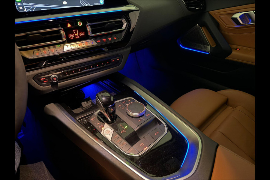 BMW Z4 ROADSTER sDRIVE 20i 197PK HIGH EXECUTIVE M-SPORT AUTOMAAT | M INTERIEURPAKKET  | M EXTERIEURPAKKET | M SPORTSTUUR | HARMAN KARDON | SFEERVERLICHTING IN 11 VERSCHILLENDE KLEUREN |19" VIJFDUBBELSPAAKS M SPORTWIELEN | NAVIGATIE | DRAADLOZE APPLE CARPLAY / ANDROID AUTO |  LEDER VERNASCA COGNAC | STOEL / STUUR VERWARMING | ACHTERUITRIJCAMERA | FULL LED KOPLAMPEN | SAFETY PAKKET | DODEHOEK DETECTIE |