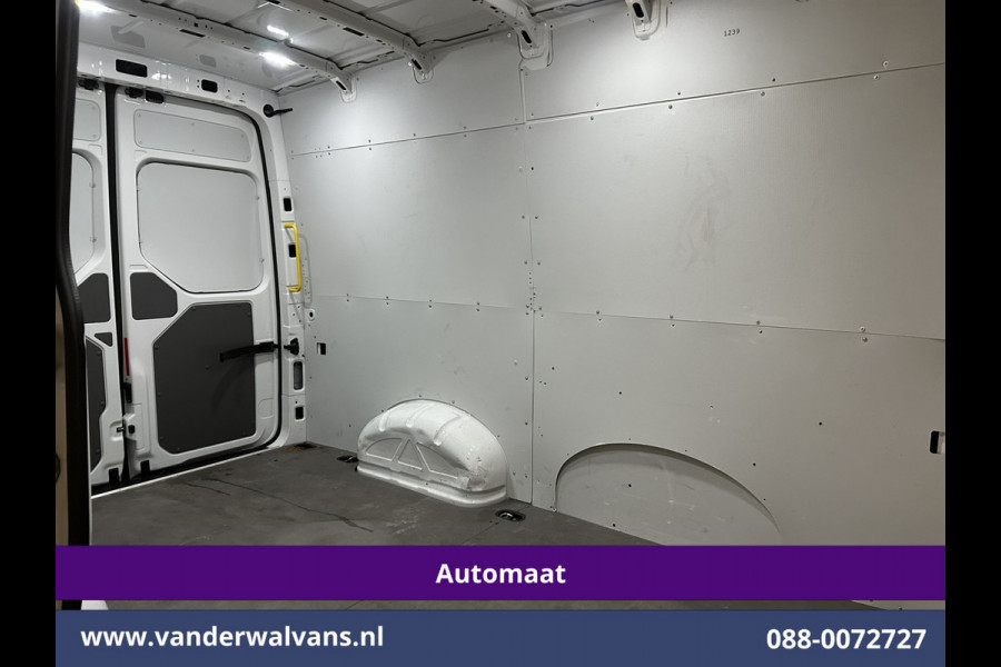 Volkswagen Crafter 2.0 TDI 141pk Automaat L3H3 L2H2 Euro6 Airco | Camera | Apple Carplay | 3000kg Trekhaak | Adaptieve Cruisecontrol Android Auto, Chauffeursstoel, Parkeersensoren, Stoelverwarming, Tachograaf