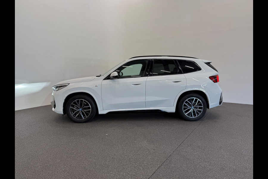 BMW iX1 eDrive20 67 kWh M Sport Edition 204pk Camera PDC Stoelverwarming Navi Hifi 18 inch M Velgen Adaptief M Onderstel