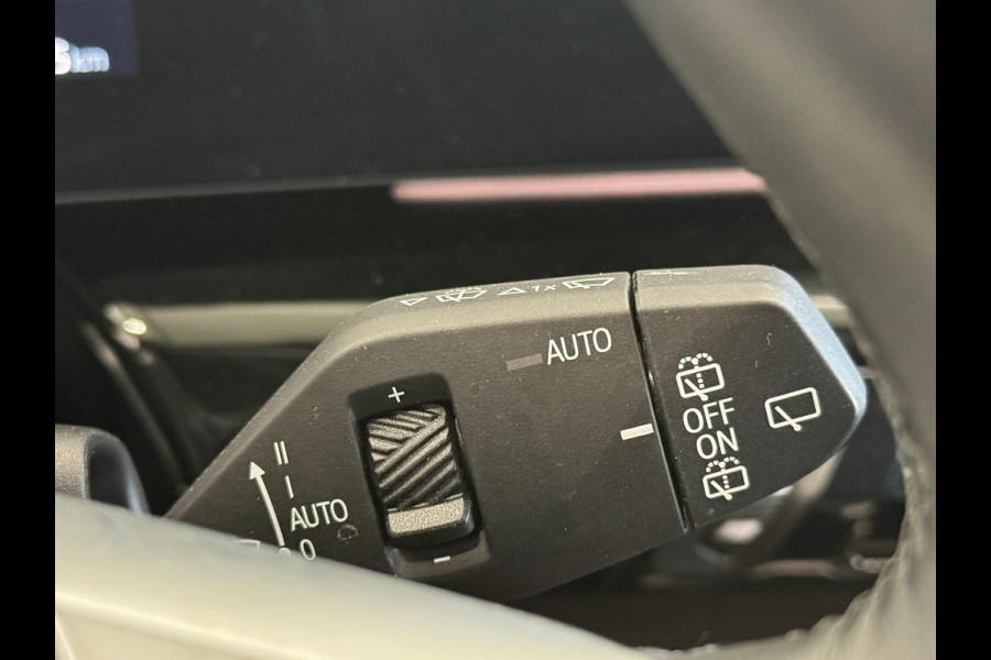 BMW iX1 eDrive20 67 kWh M Sport Edition 204pk Camera PDC Stoelverwarming Navi Hifi 18 inch M Velgen Adaptief M Onderstel