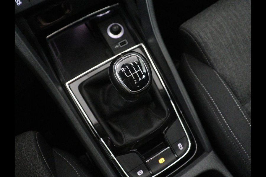 Škoda Karoq 1.5 TSI ACT Business Edition | Stoelverwarming | Navigatie | Carplay | Sfeerverlichting | Climate control | Park assist | Trekhaak
