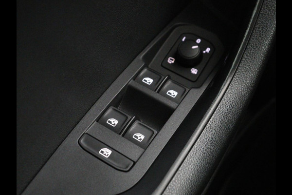 Škoda Karoq 1.5 TSI ACT Business Edition | Stoelverwarming | Navigatie | Carplay | Sfeerverlichting | Climate control | Park assist | Trekhaak
