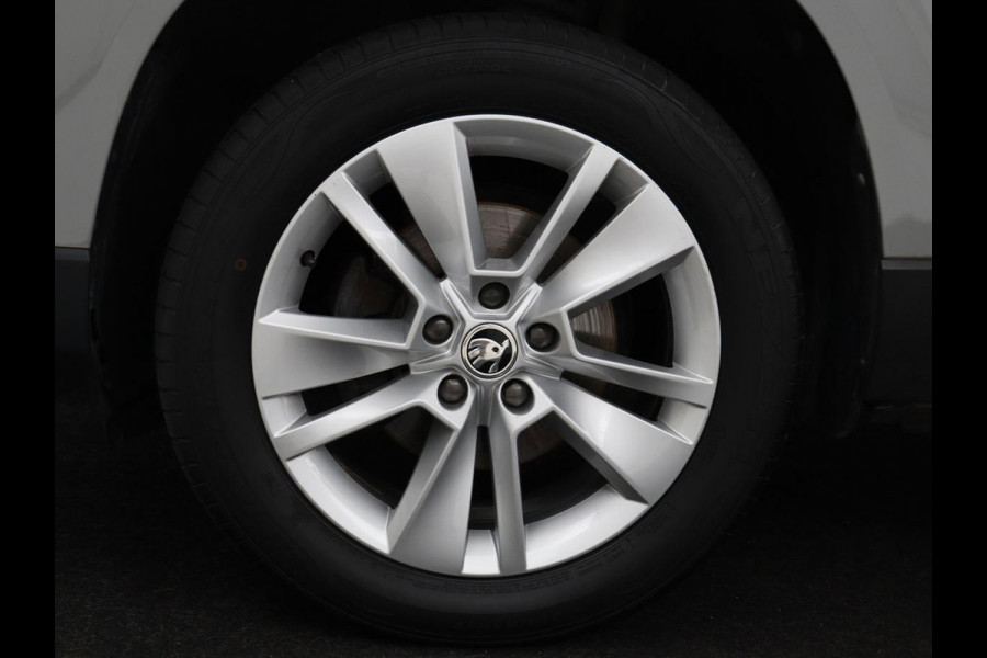 Škoda Karoq 1.5 TSI ACT Business Edition | Stoelverwarming | Navigatie | Carplay | Sfeerverlichting | Climate control | Park assist | Trekhaak