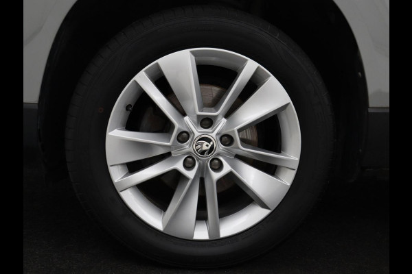 Škoda Karoq 1.5 TSI ACT Business Edition | Stoelverwarming | Navigatie | Carplay | Sfeerverlichting | Climate control | Park assist | Trekhaak