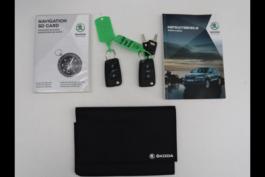 Škoda Karoq 1.5 TSI ACT Business Edition | Stoelverwarming | Navigatie | Carplay | Sfeerverlichting | Climate control | Park assist | Trekhaak