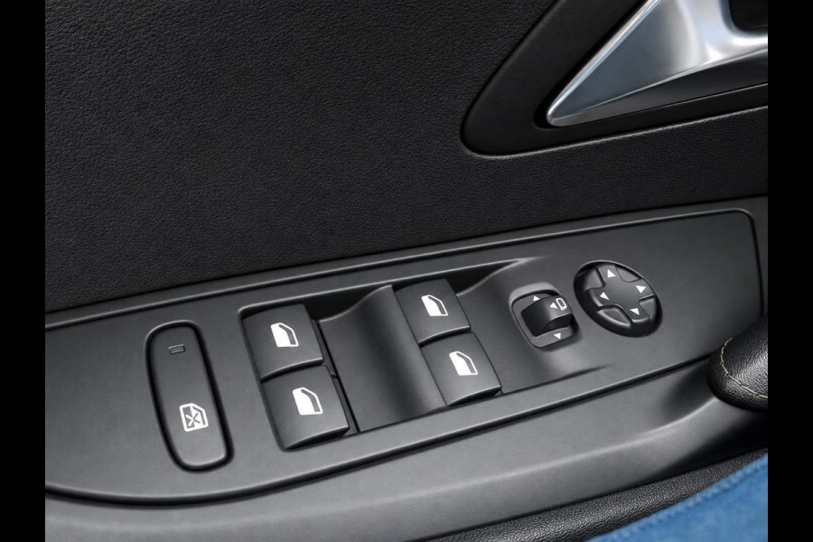 Peugeot 208 1.2 PureTech GT-line Automaat Navigatie Apple CarPlay Android Auto Parkeerhulp Cruise control Climate control Lichtmetalen velgen