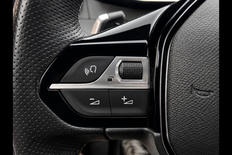 Peugeot 208 1.2 PureTech GT-line Automaat Navigatie Apple CarPlay Android Auto Parkeerhulp Cruise control Climate control Lichtmetalen velgen