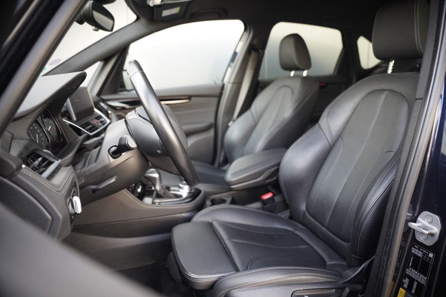 BMW 2 Serie Active Tourer 225xe iPerformance eDrive Edition | Stoelverwarming | Head-Up Display | Cruise Control | Parkeersensoren | Ambiance Verlichting | LED | Navigatie | Keyless | Leer | SOH 87%