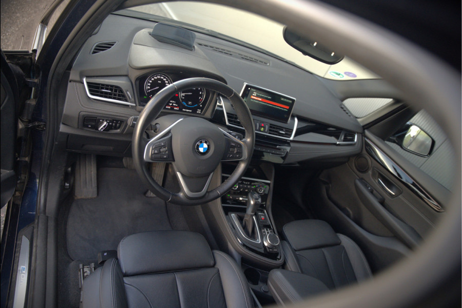 BMW 2 Serie Active Tourer 225xe iPerformance eDrive Edition | Stoelverwarming | Head-Up Display | Cruise Control | Parkeersensoren | Ambiance Verlichting | LED | Navigatie | Keyless | Leer | SOH 87%