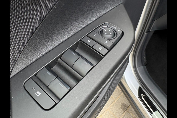 Toyota C-HR 1.8 Hybrid 140PK First Edition Bi-Tone/Winter-pack/Gr.-navigatie/Elektr.klep/Camera/Adapt.-cruise