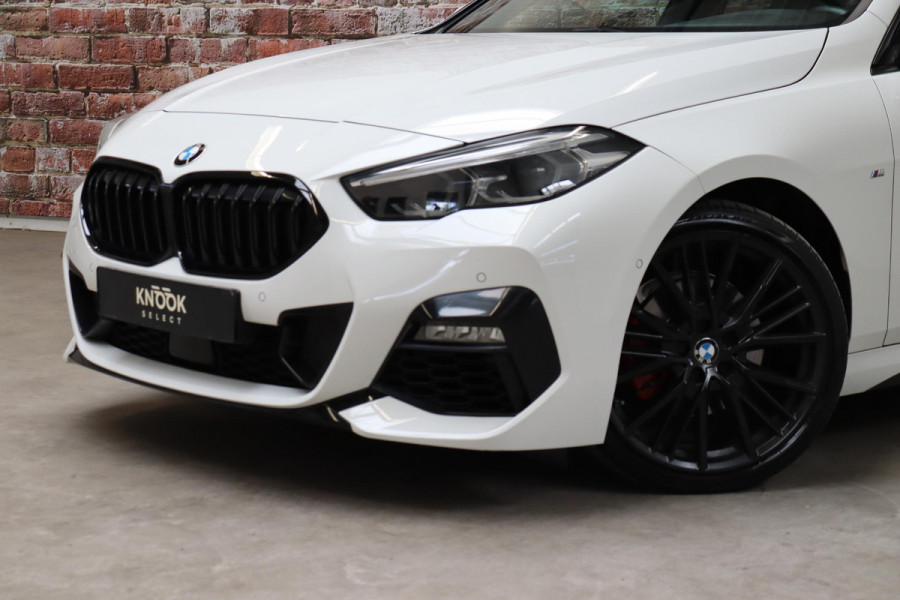 BMW 2 Serie Gran Coupé 218i High Executive M Sport Pakket Automaat / Live Cockpit Professional / Panoramadak / Parkeerhulpsysteem / Stoelverwarming / DAB / Extra Getint Glas / 19 Inch / Shadow Line / Climate Control / Bluetooth / Lichtpakket / Cruise Control