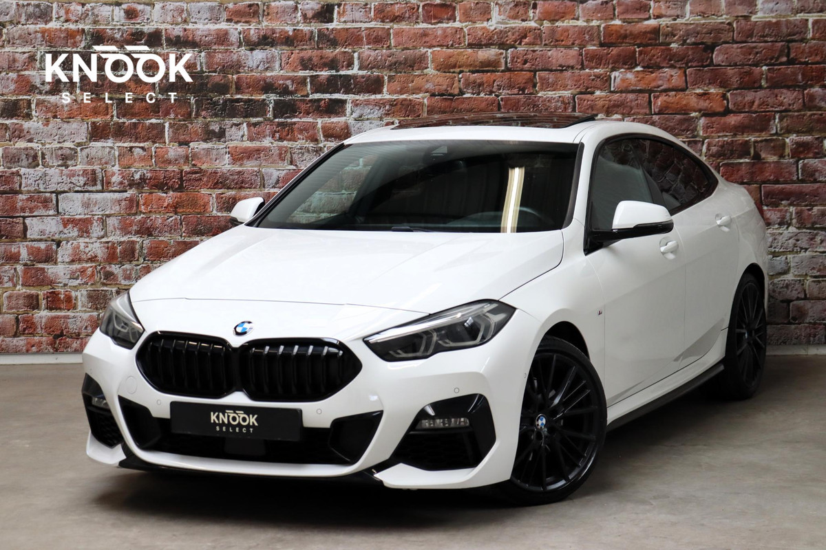 BMW 2 Serie Gran Coupé 218i High Executive M Sport Pakket Automaat / Live Cockpit Professional / Panoramadak / Parkeerhulpsysteem / Stoelverwarming / DAB / Extra Getint Glas / 19 Inch / Shadow Line / Climate Control / Bluetooth / Lichtpakket / Cruise Control