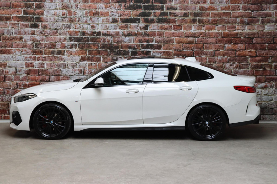 BMW 2 Serie Gran Coupé 218i High Executive M Sport Pakket Automaat / Live Cockpit Professional / Panoramadak / Parkeerhulpsysteem / Stoelverwarming / DAB / Extra Getint Glas / 19 Inch / Shadow Line / Climate Control / Bluetooth / Lichtpakket / Cruise Control