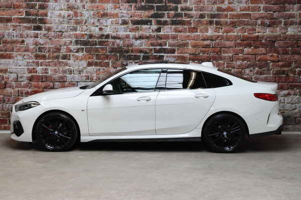 BMW 2 Serie Gran Coupé 218i High Executive M Sport Pakket Automaat / Live Cockpit Professional / Panoramadak / Parkeerhulpsysteem / Stoelverwarming / DAB / Extra Getint Glas / 19 Inch / Shadow Line / Climate Control / Bluetooth / Lichtpakket / Cruise Control
