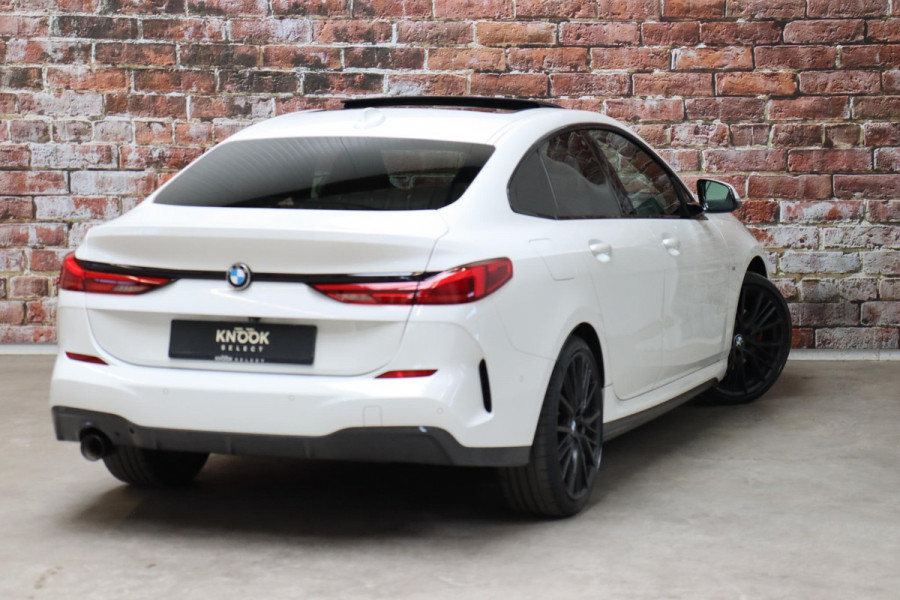 BMW 2 Serie Gran Coupé 218i High Executive M Sport Pakket Automaat / Live Cockpit Professional / Panoramadak / Parkeerhulpsysteem / Stoelverwarming / DAB / Extra Getint Glas / 19 Inch / Shadow Line / Climate Control / Bluetooth / Lichtpakket / Cruise Control