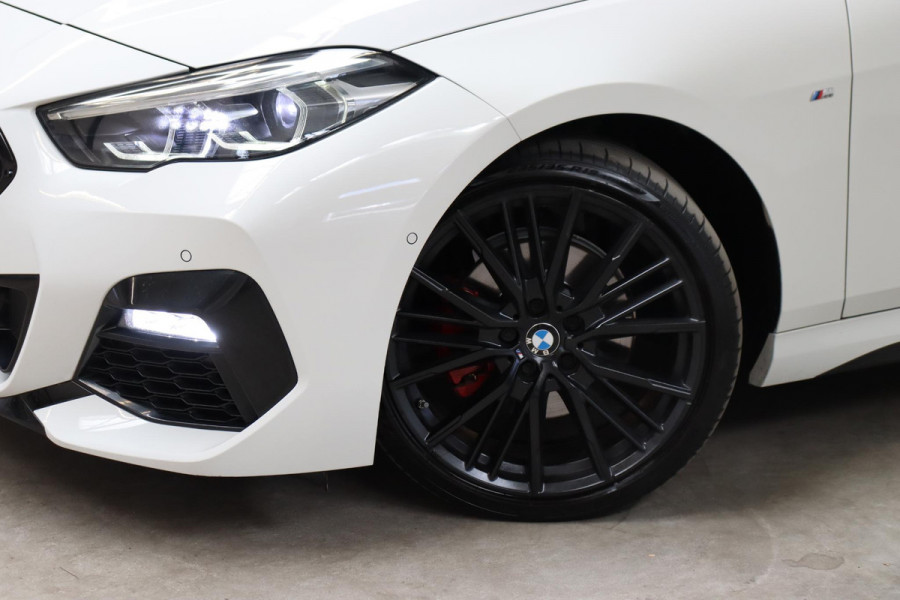 BMW 2 Serie Gran Coupé 218i High Executive M Sport Pakket Automaat / Live Cockpit Professional / Panoramadak / Parkeerhulpsysteem / Stoelverwarming / DAB / Extra Getint Glas / 19 Inch / Shadow Line / Climate Control / Bluetooth / Lichtpakket / Cruise Control