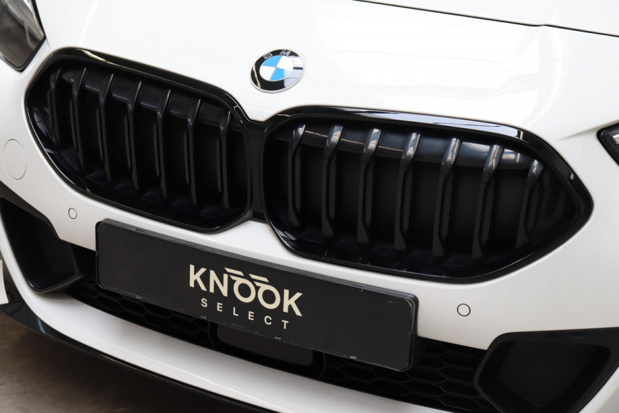BMW 2 Serie Gran Coupé 218i High Executive M Sport Pakket Automaat / Live Cockpit Professional / Panoramadak / Parkeerhulpsysteem / Stoelverwarming / DAB / Extra Getint Glas / 19 Inch / Shadow Line / Climate Control / Bluetooth / Lichtpakket / Cruise Control