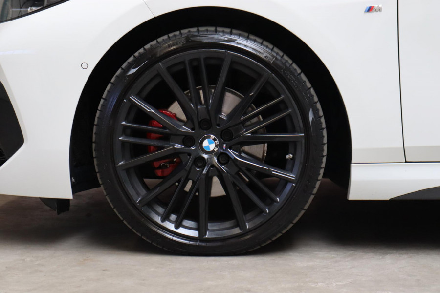 BMW 2 Serie Gran Coupé 218i High Executive M Sport Pakket Automaat / Live Cockpit Professional / Panoramadak / Parkeerhulpsysteem / Stoelverwarming / DAB / Extra Getint Glas / 19 Inch / Shadow Line / Climate Control / Bluetooth / Lichtpakket / Cruise Control