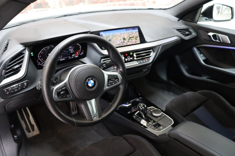 BMW 2 Serie Gran Coupé 218i High Executive M Sport Pakket Automaat / Live Cockpit Professional / Panoramadak / Parkeerhulpsysteem / Stoelverwarming / DAB / Extra Getint Glas / 19 Inch / Shadow Line / Climate Control / Bluetooth / Lichtpakket / Cruise Control