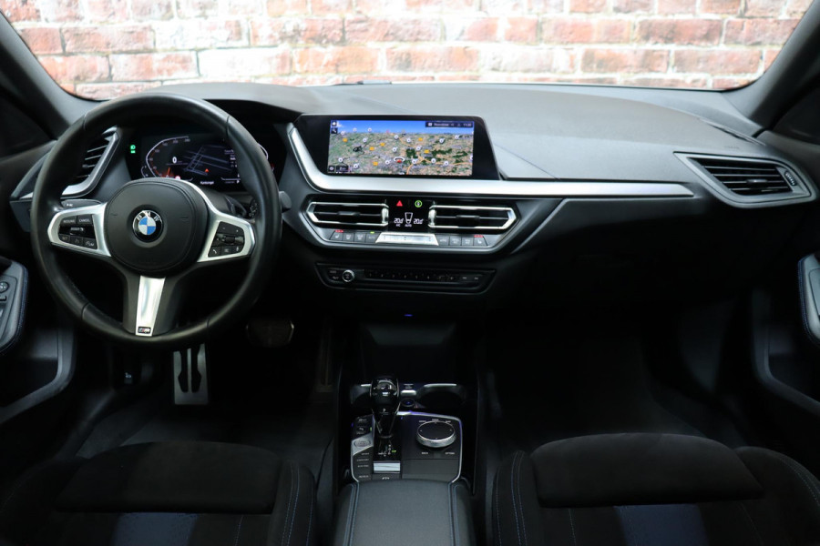 BMW 2 Serie Gran Coupé 218i High Executive M Sport Pakket Automaat / Live Cockpit Professional / Panoramadak / Parkeerhulpsysteem / Stoelverwarming / DAB / Extra Getint Glas / 19 Inch / Shadow Line / Climate Control / Bluetooth / Lichtpakket / Cruise Control
