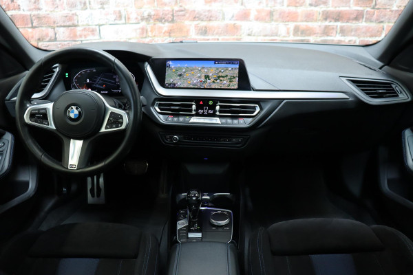 BMW 2 Serie Gran Coupé 218i High Executive M Sport Pakket Automaat / Live Cockpit Professional / Panoramadak / Parkeerhulpsysteem / Stoelverwarming / DAB / Extra Getint Glas / 19 Inch / Shadow Line / Climate Control / Bluetooth / Lichtpakket / Cruise Control